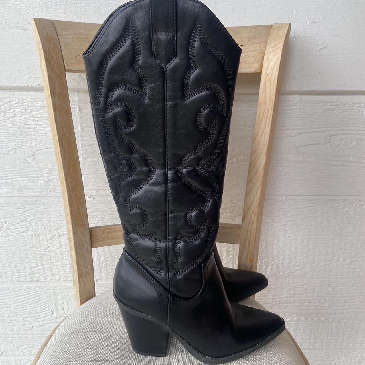 Arizona Women's Black Boots | Depop