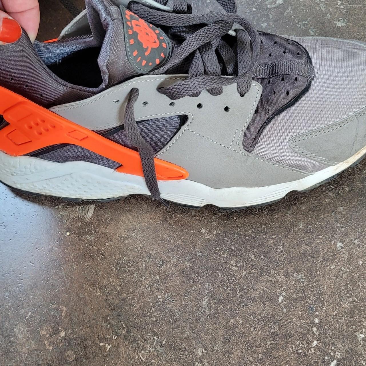 Nike air on sale huarache grey orange