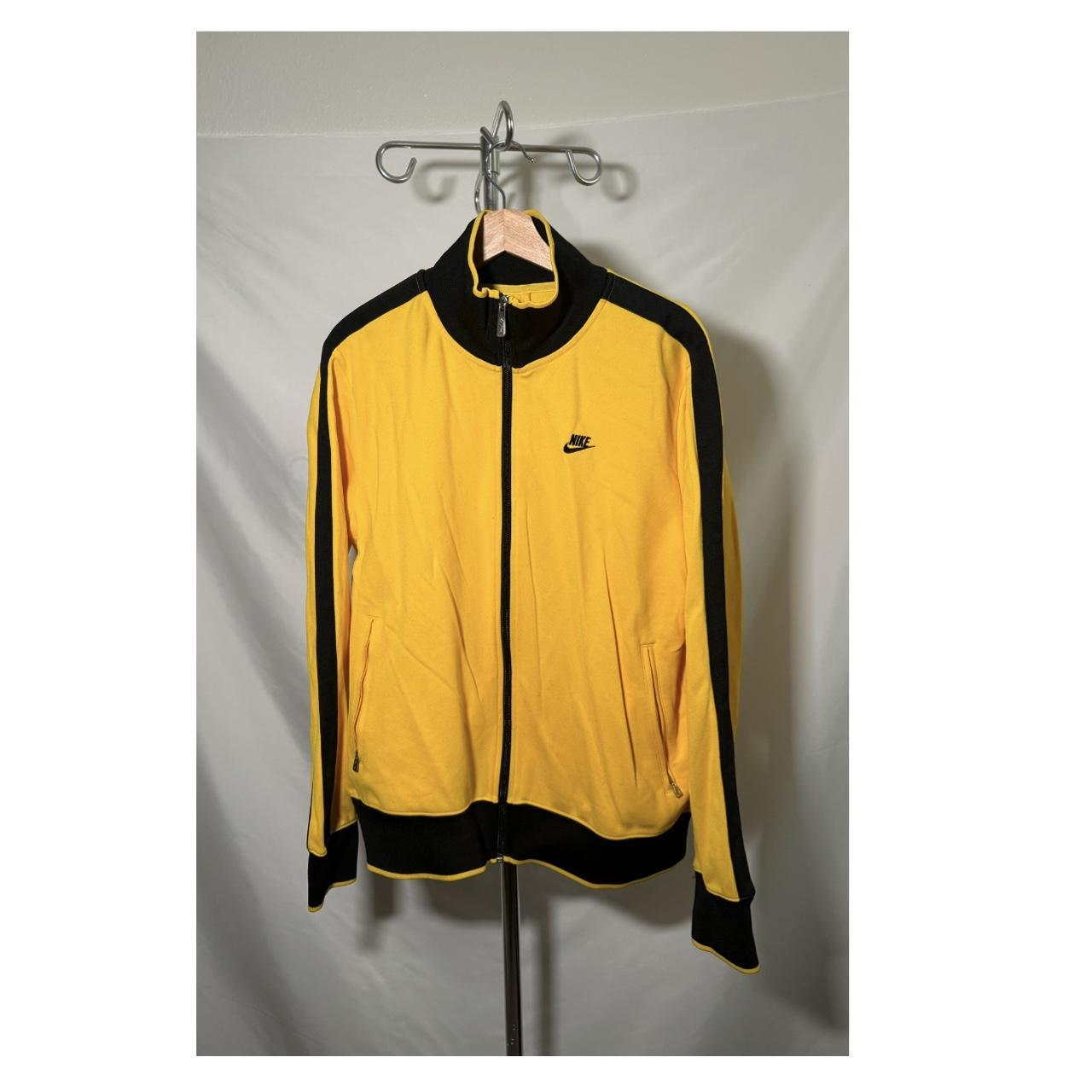 This is a used men's Nike track jacket. outlet Size L.