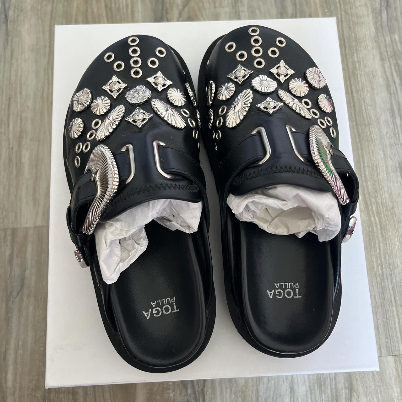 【関税込み】Toga Pulla SSENSE限定 ブラック Sabot ローファー SSENSE Exclusive Black Eyelet Metal Sabot Loafers by Toga