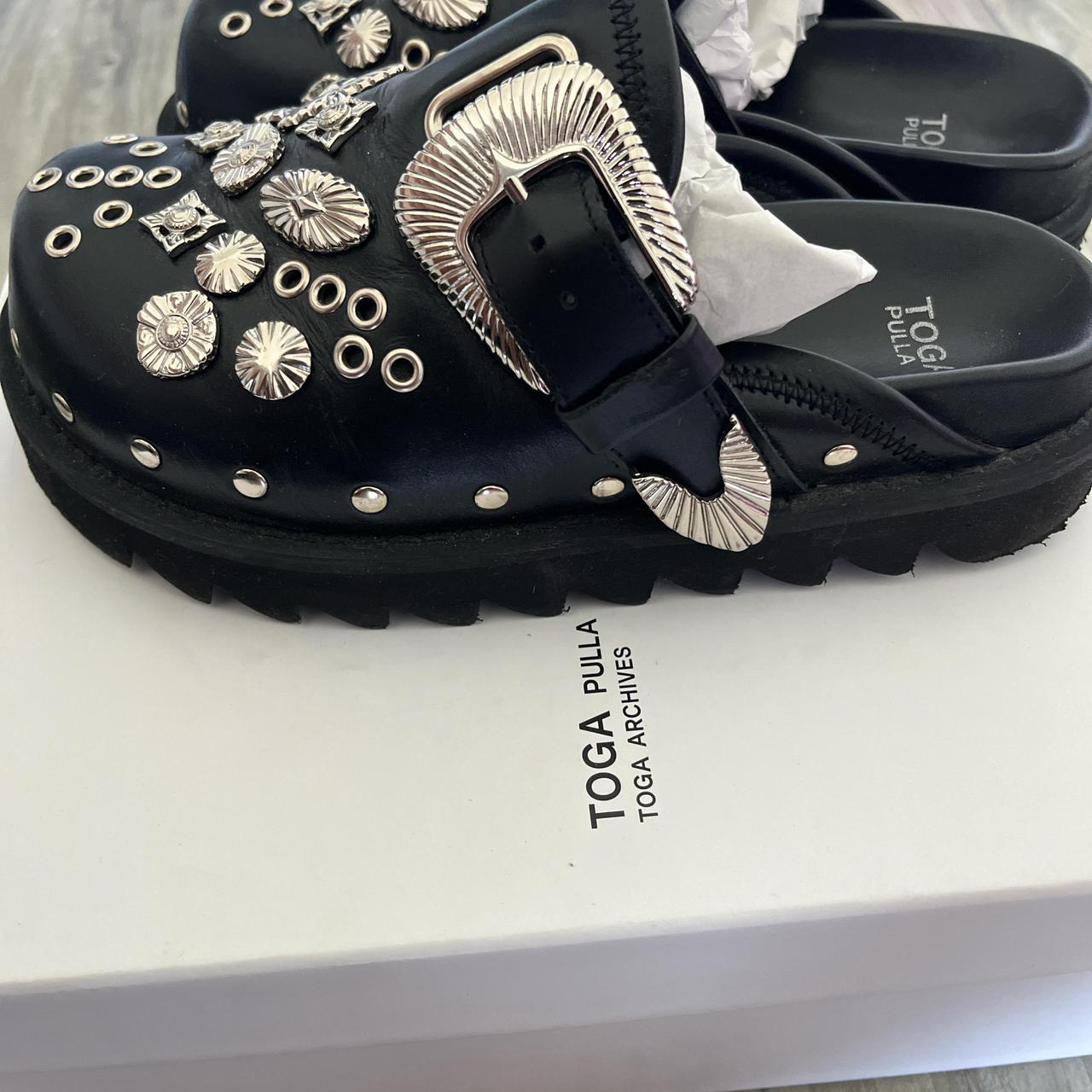 【関税込み】Toga Pulla SSENSE限定 ブラック Sabot ローファー SSENSE Exclusive Black Eyelet Metal Sabot Loafers by Toga