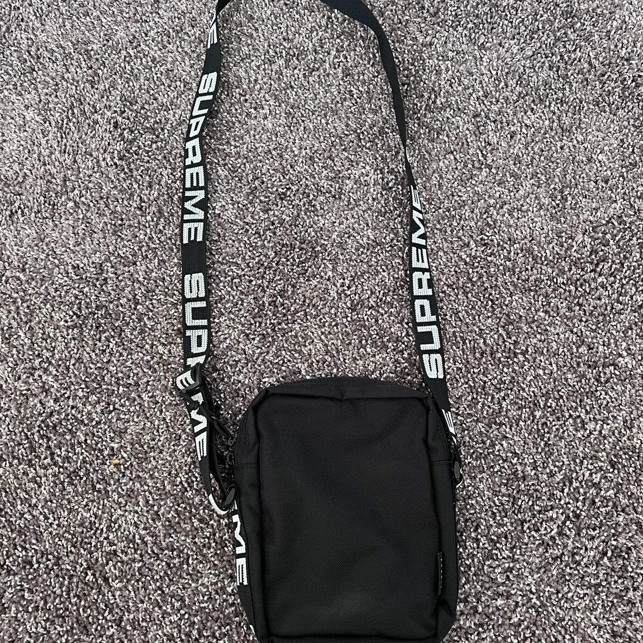 Supreme men's hot sale shoulder bag