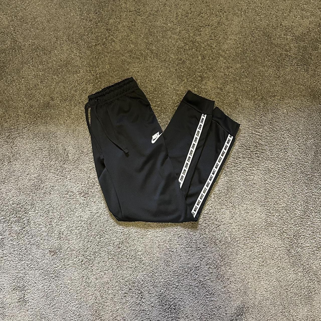 size m men's nike joggers