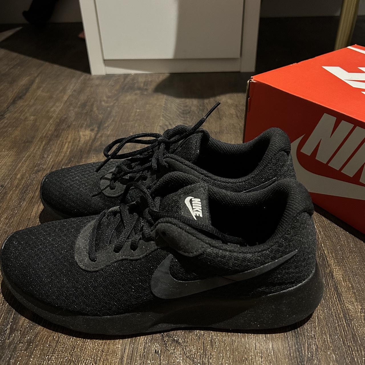 Nike tanjun hotsell trainers black