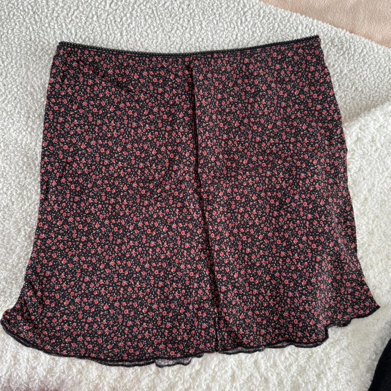 Brandy Melville red and black flowers skirt never worn - Depop