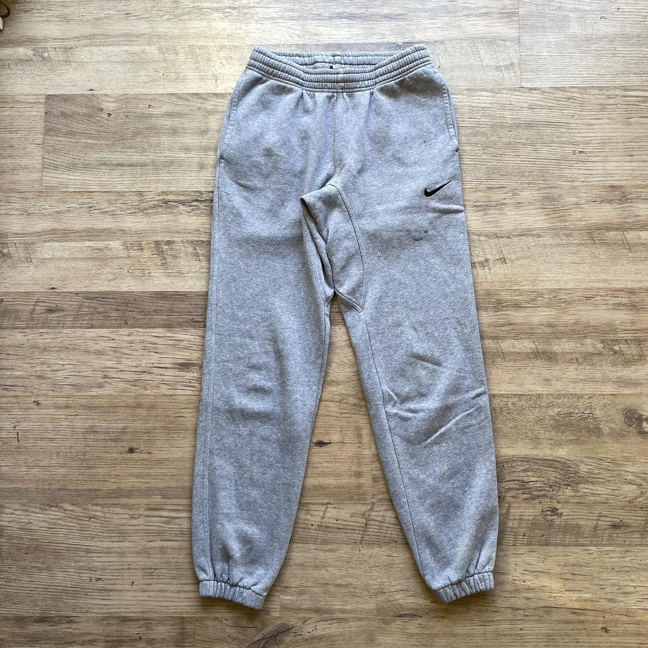 Nike club joggers online grey small