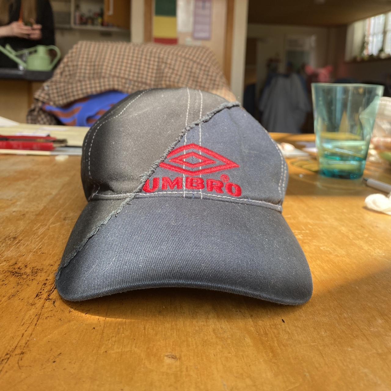 Umbro × VETEMENTS キャンバスキャップ Vetements & Umbro Red and Grey Baseball Cap | Hypebae