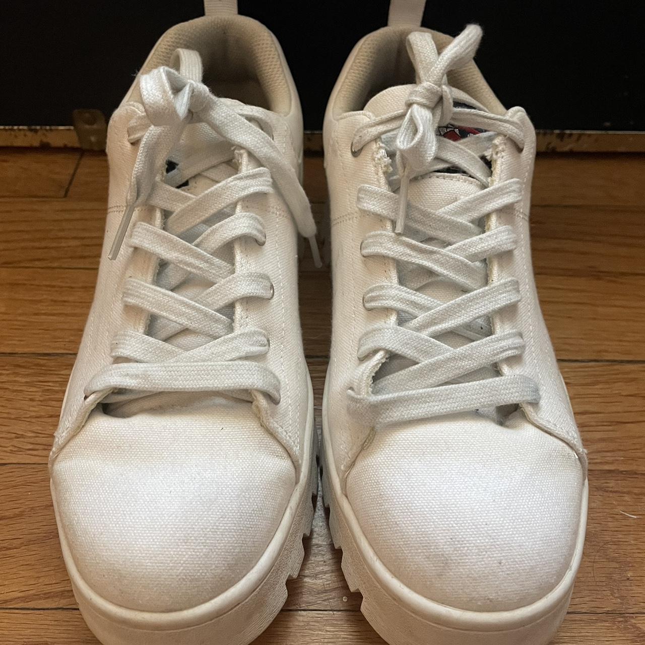 sketchers white tennis shoes