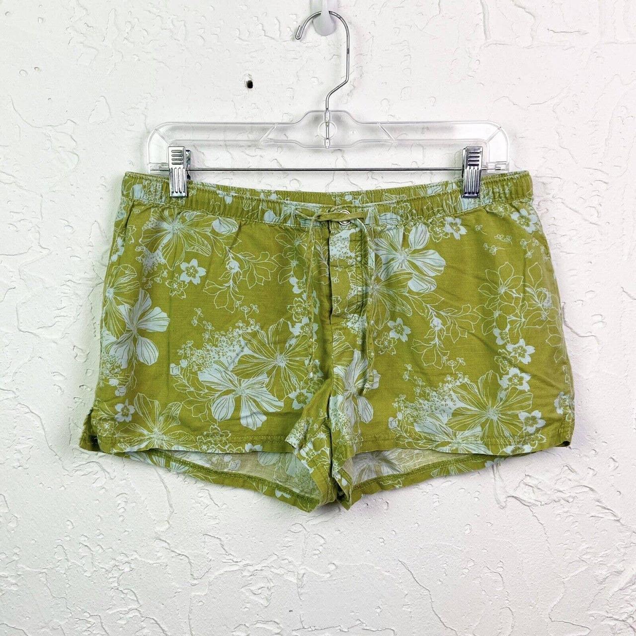 Gap Women's Green Shorts | Depop