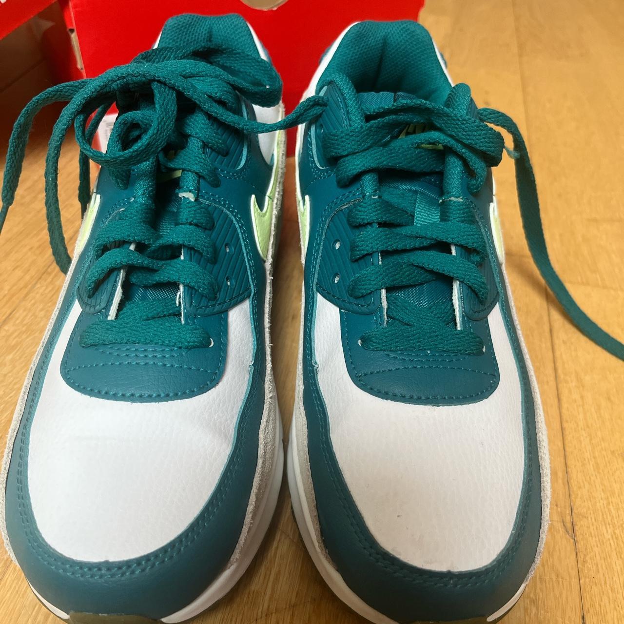 womens nike trainers green