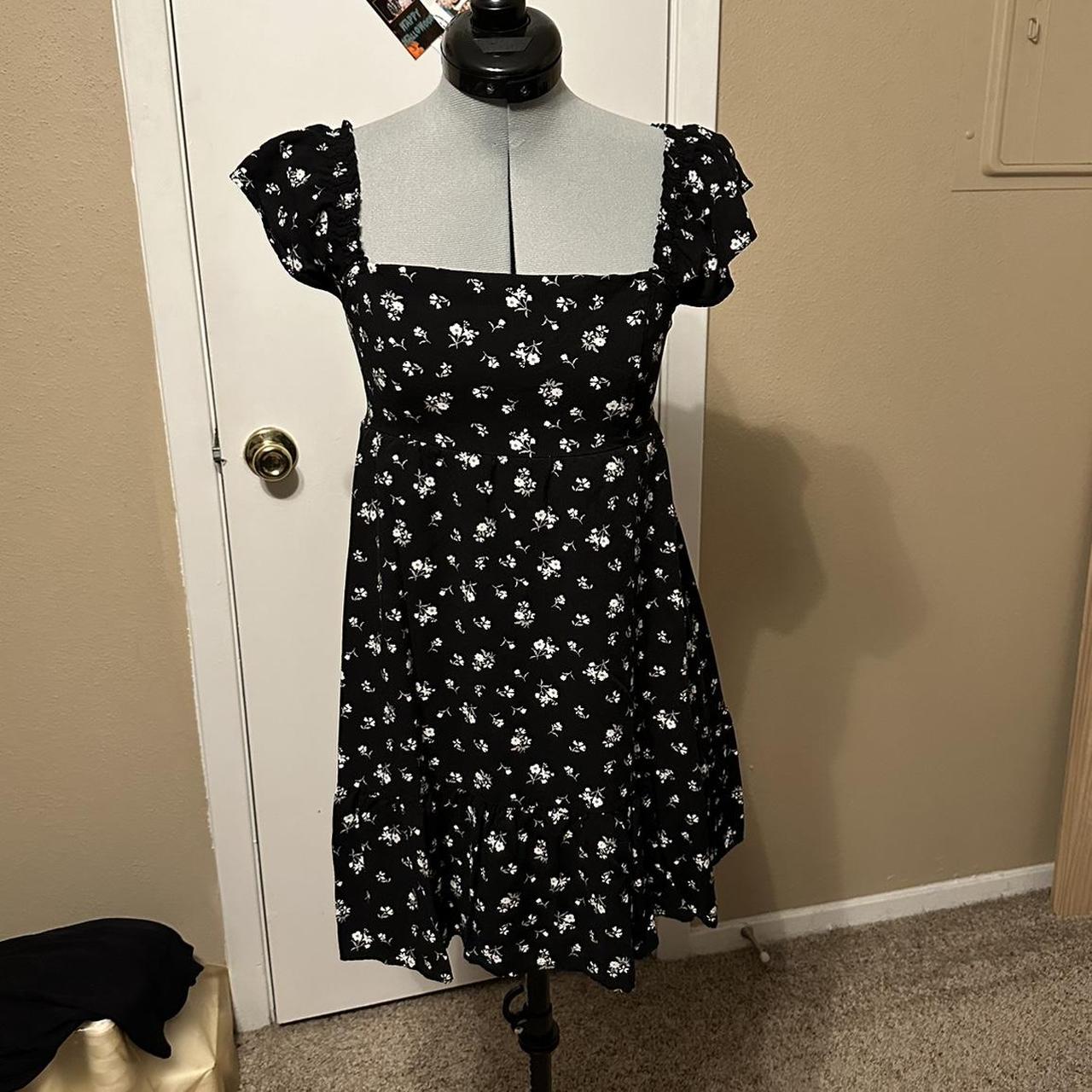 Cute floral black sundress Size small - Depop