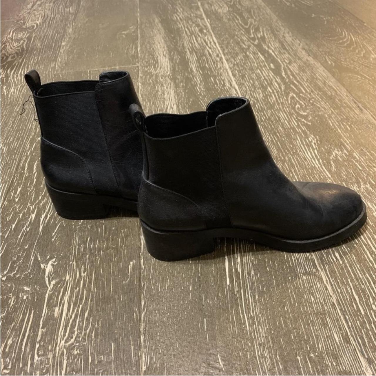 Steve Madden shrill Chelsea boots. They run a bit... - Depop