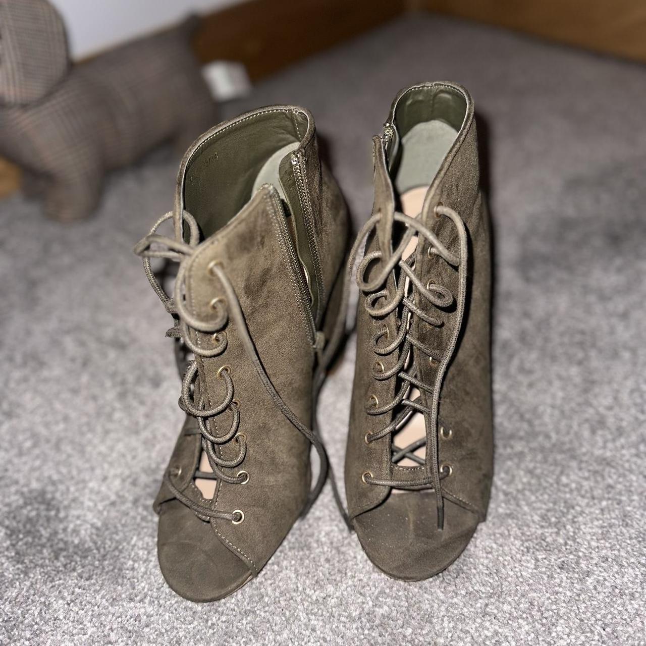 Khaki 2024 heels uk