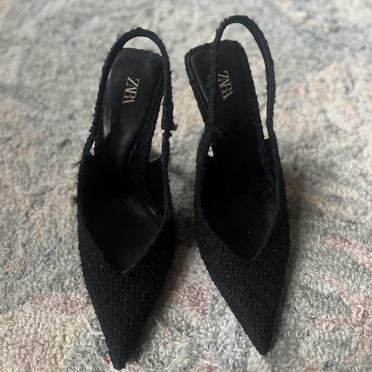 Zara Women's Black and Gold Mules | Depop