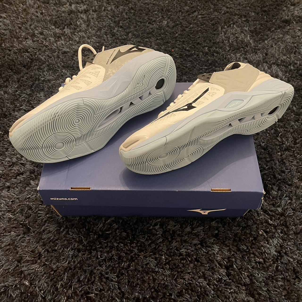 Mizuno Women's White and Blue Trainers (2)