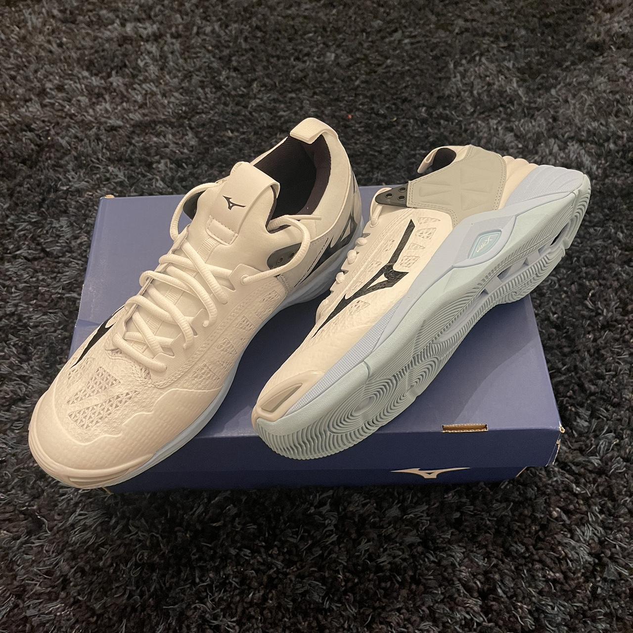 Mizuno Women's White and Blue Trainers (3)