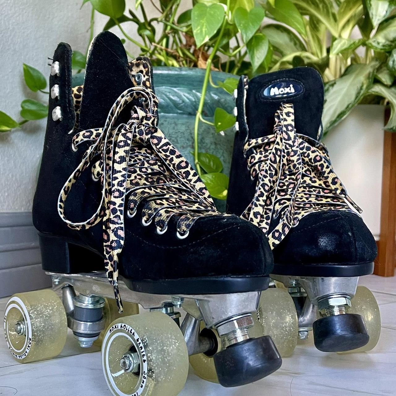 moxi panther roller skates!! theyre very lightly... - Depop