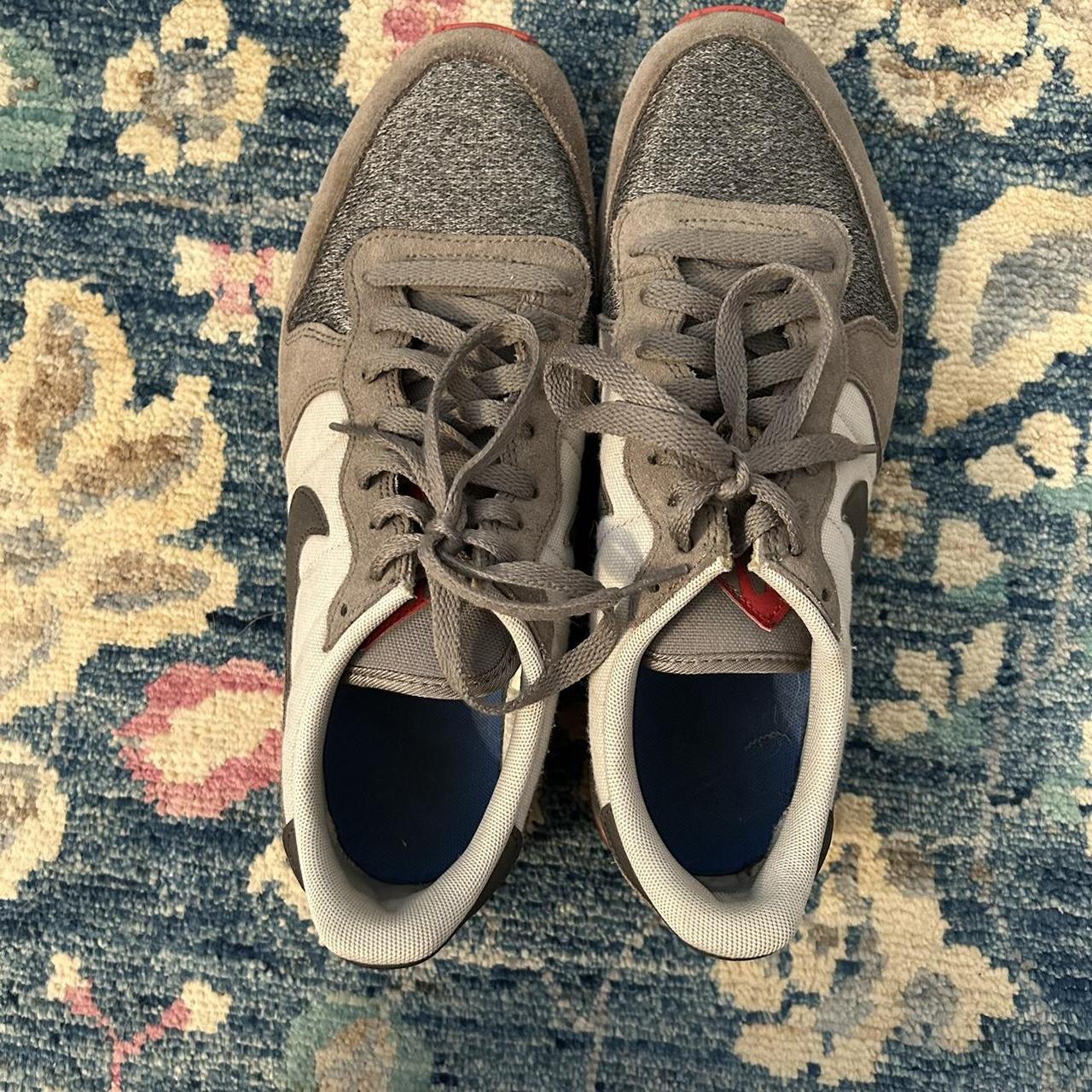 mens gray nike tennis shoes