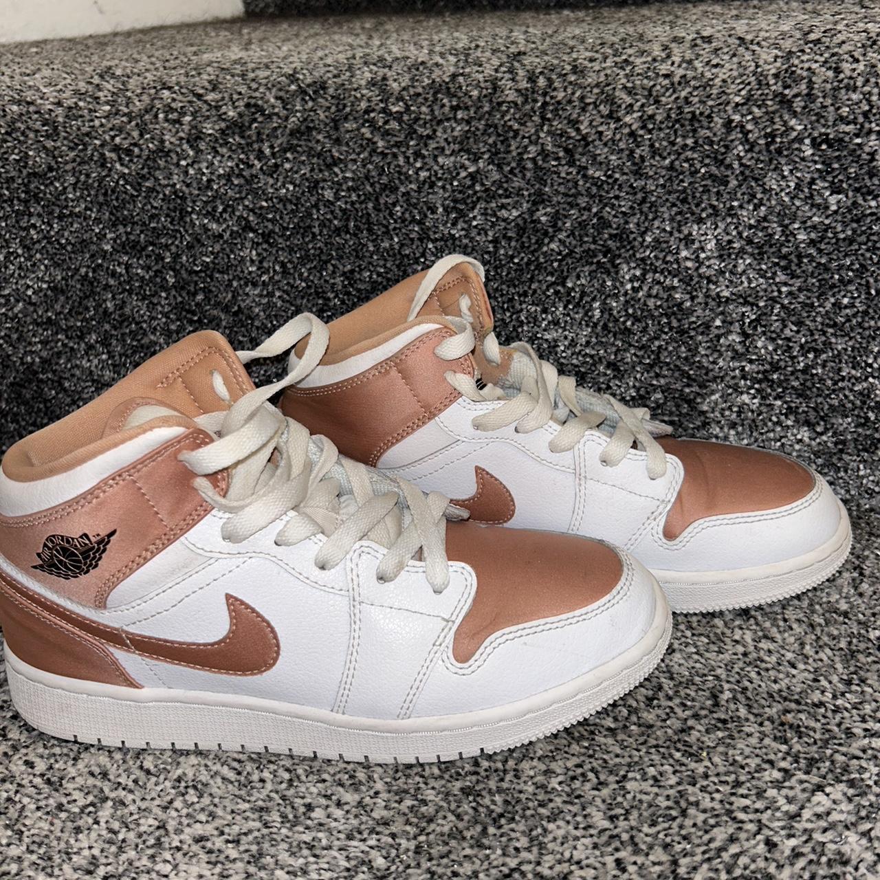 Rose gold and white jordan outlet 1