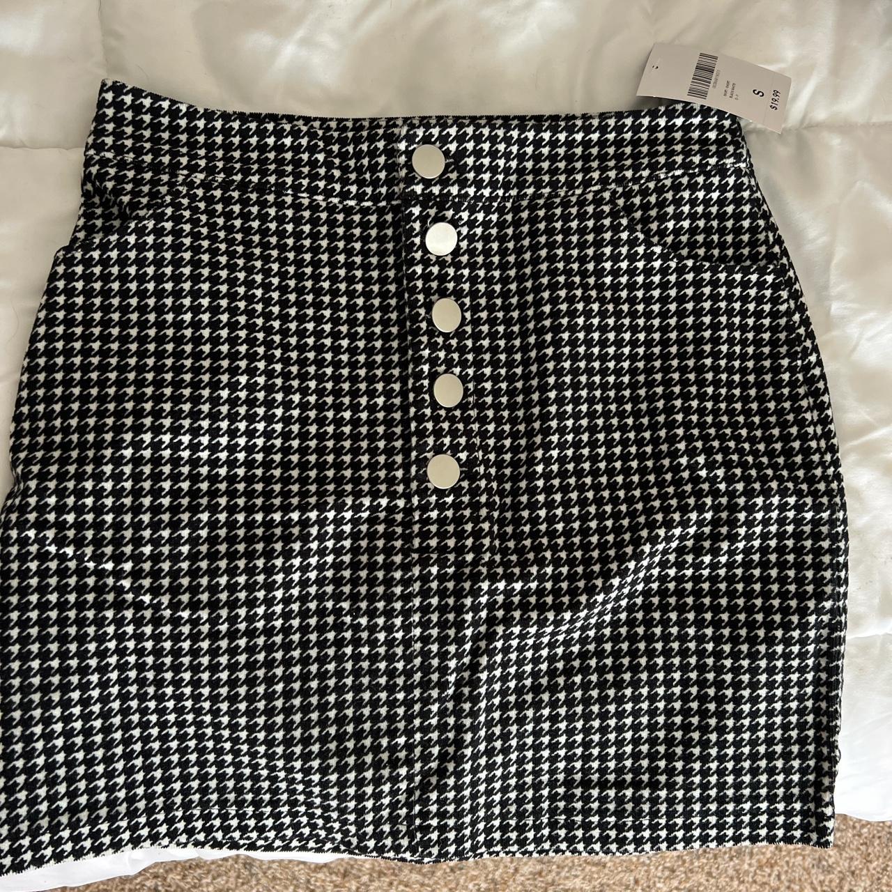 Black and white houndstooth skirt Has front pockets... - Depop