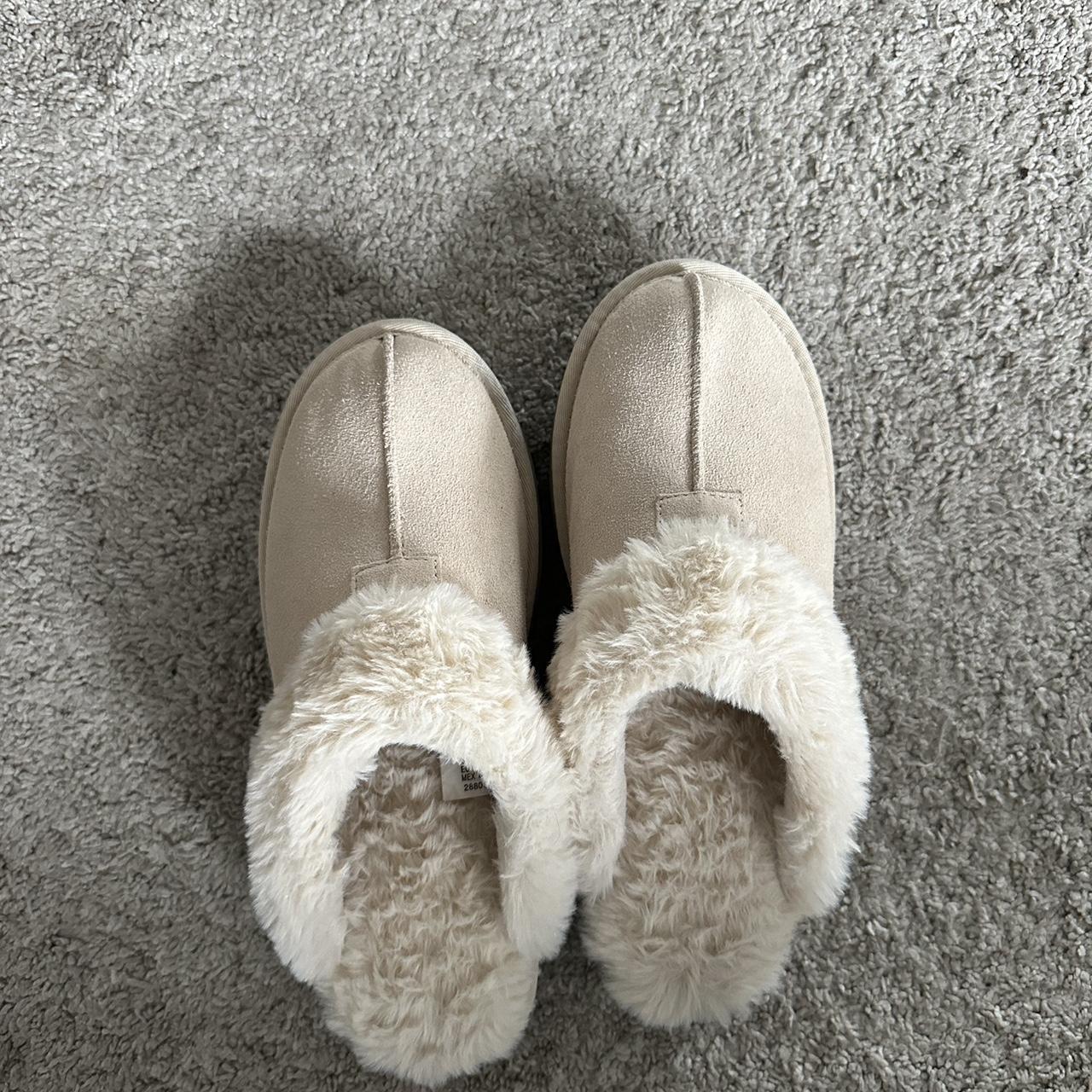 platform slippers look like ugg - Depop