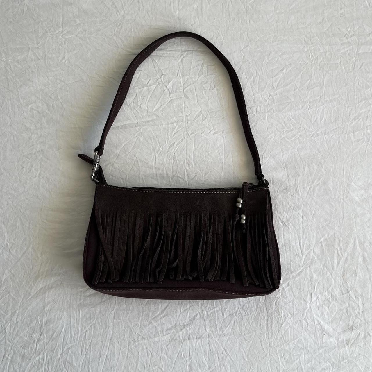 H&M Fringed shoulder bag (430 UAH) ❤ liked on Polyvore featuring bags,  handbags, shoulder bags… | Music festival accessories, Black fringe bag,  Festival accessories