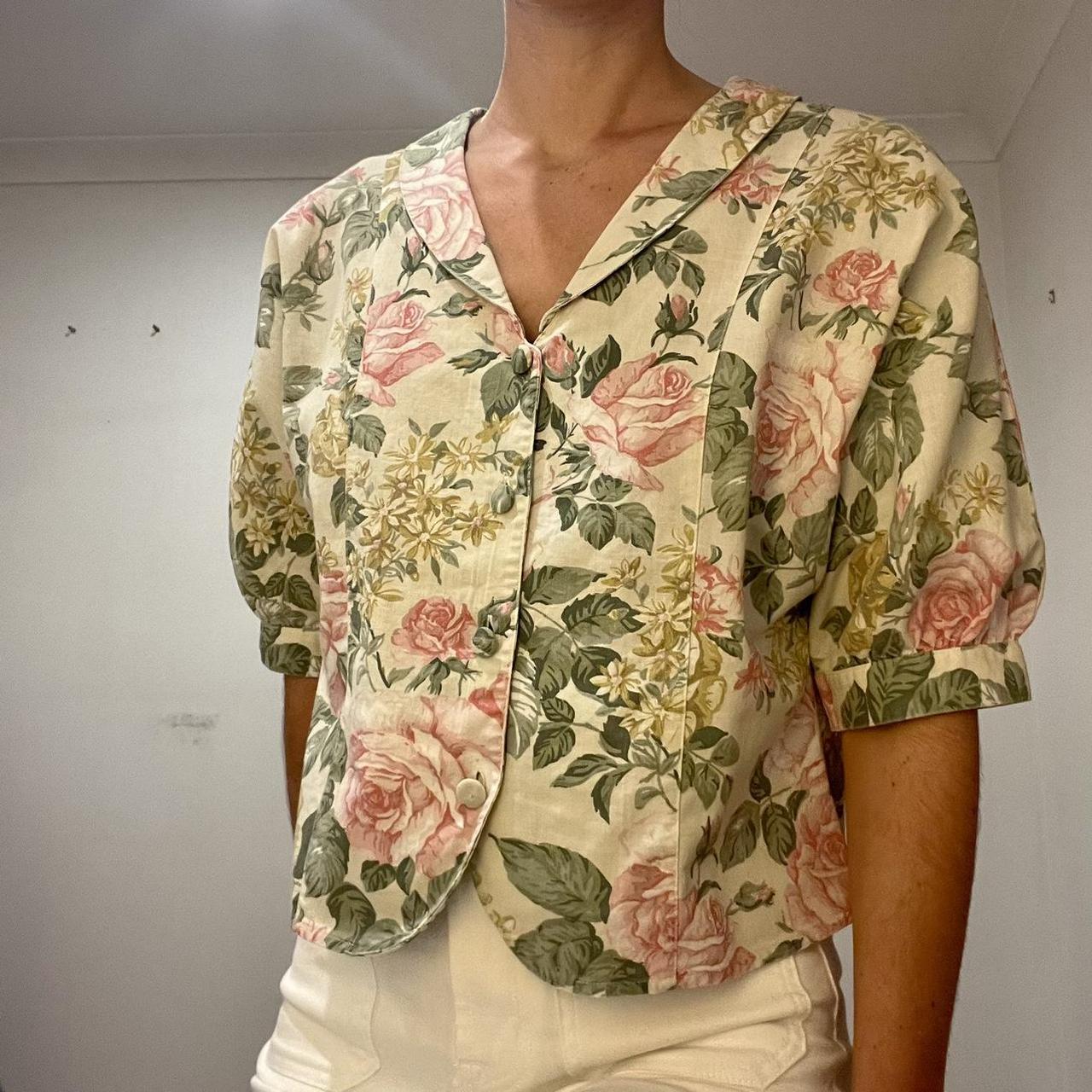 🌹 Repop 🌹 Stunning Vintage Floral Blouse, Such An... - Depop