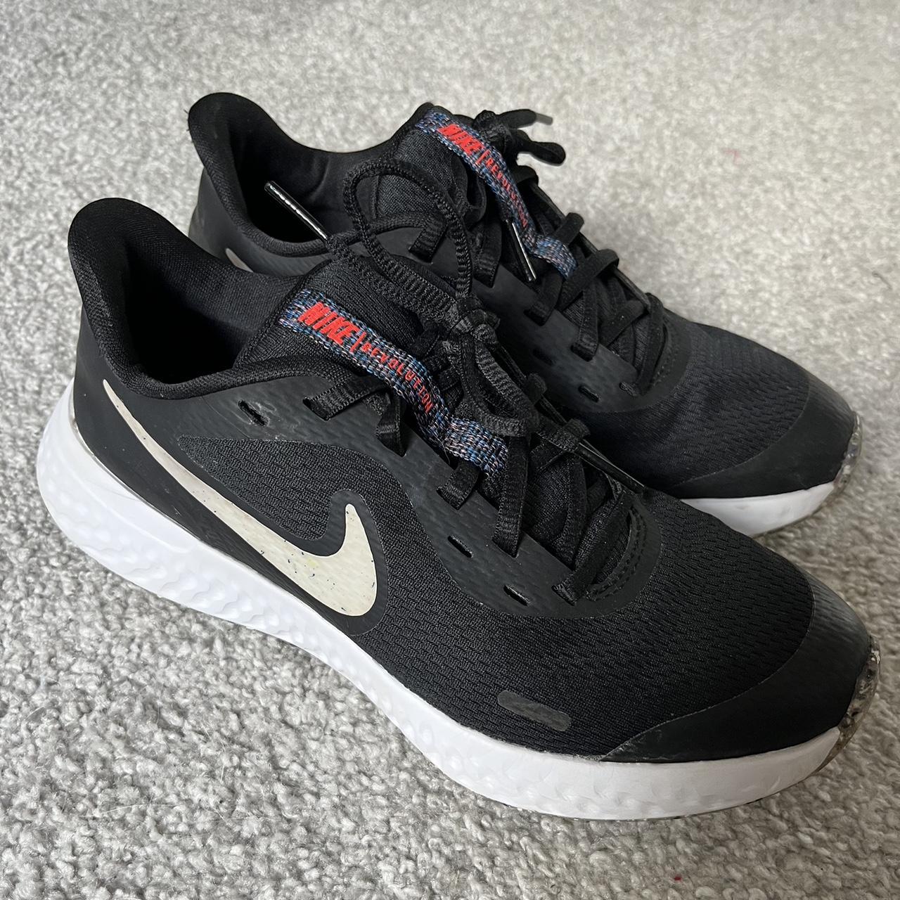 size 4 black nike trainers