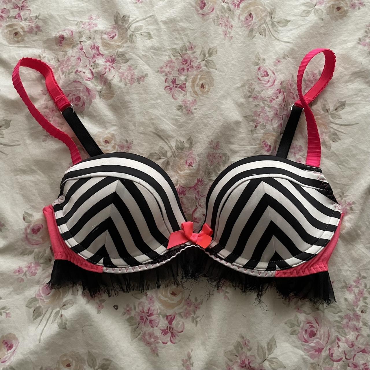 VS Victoria's Secret bombshell bra size 34B Flower - Depop