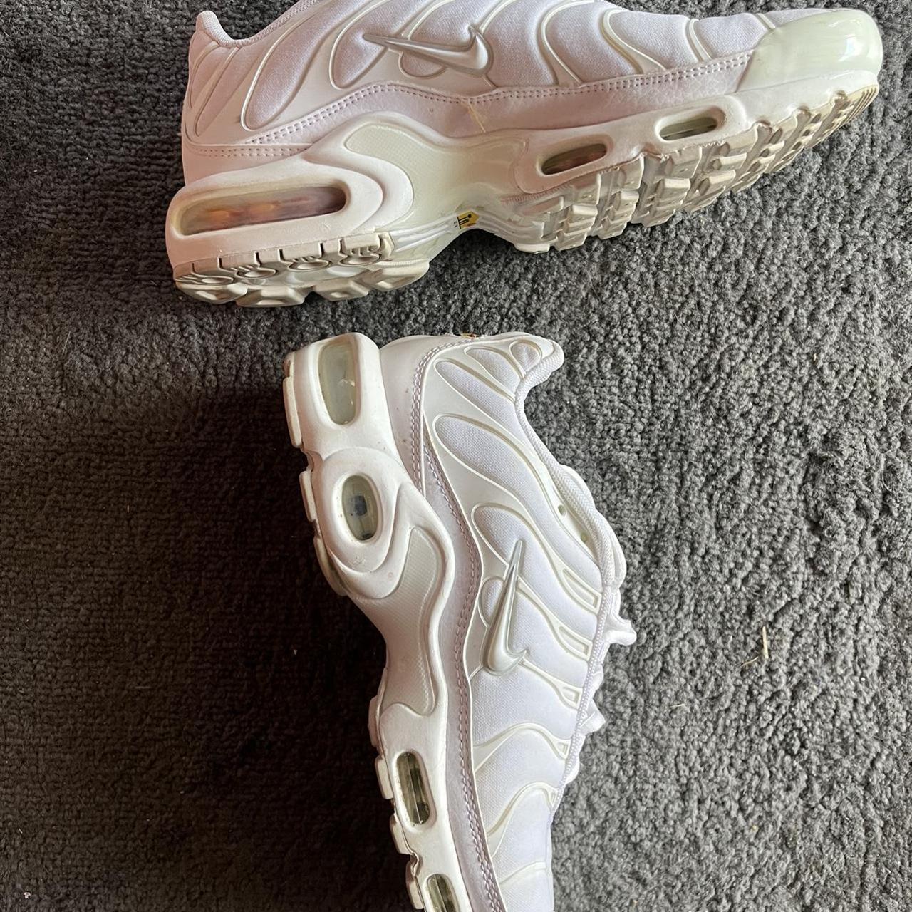 size 4 white nike trainers