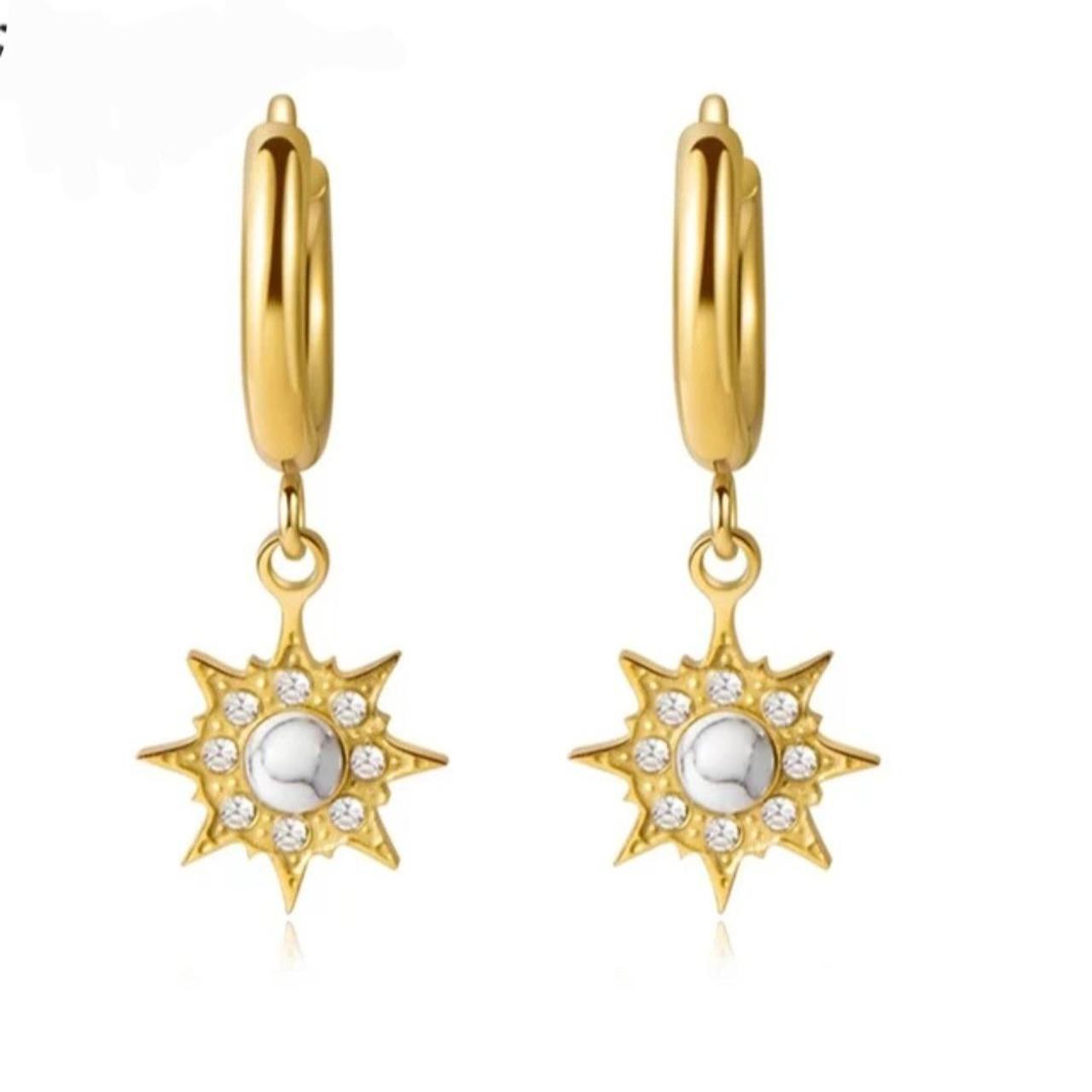 Brand not known Women's Gold and White Jewellery Depop