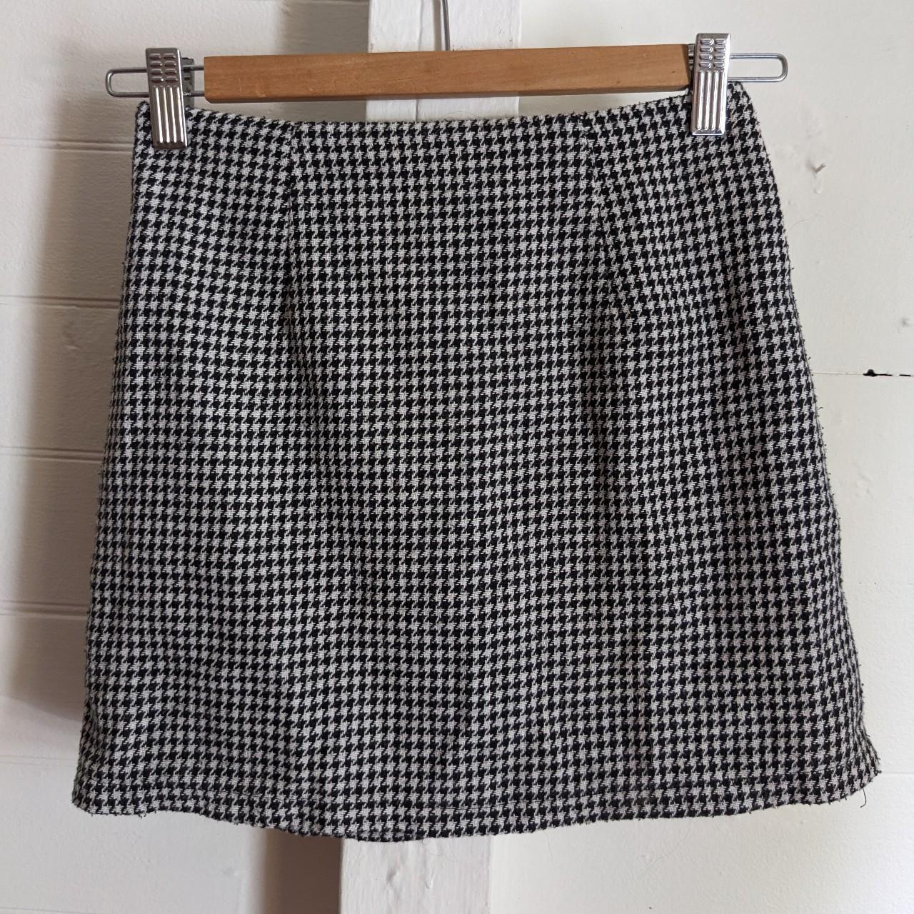 Black and white mini skirt, size 6. - Depop