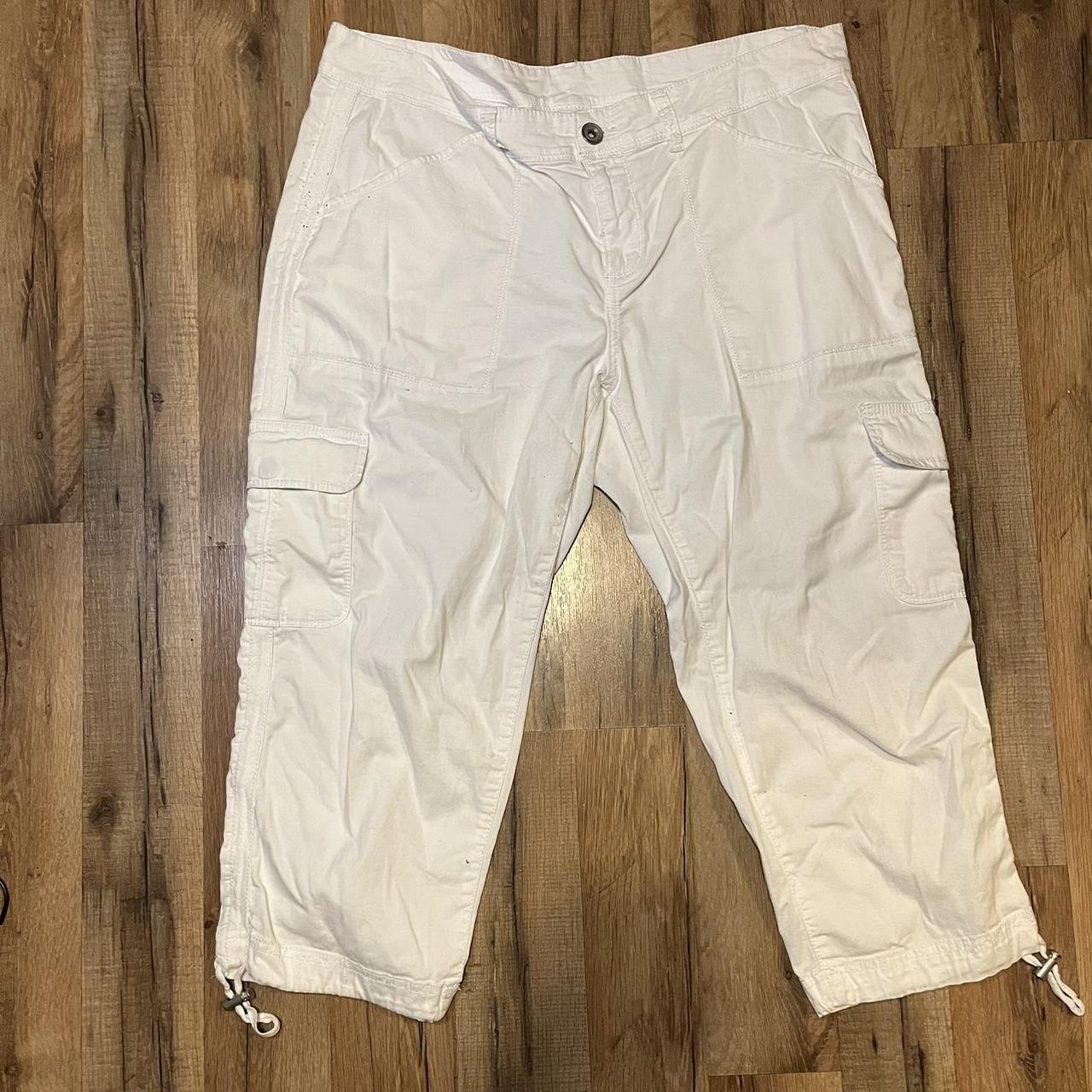 White Cargo Capris Your perfect y2k find Still... - Depop