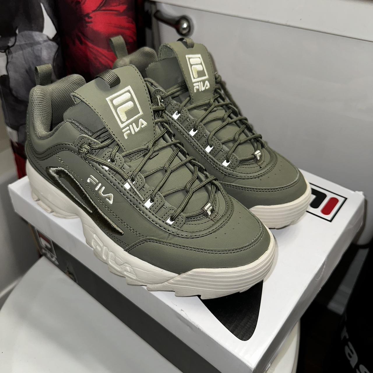 Khaki fila trainers online