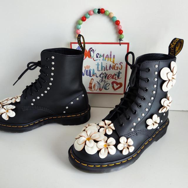 Dr martens 3d flower lace 2024 up boots