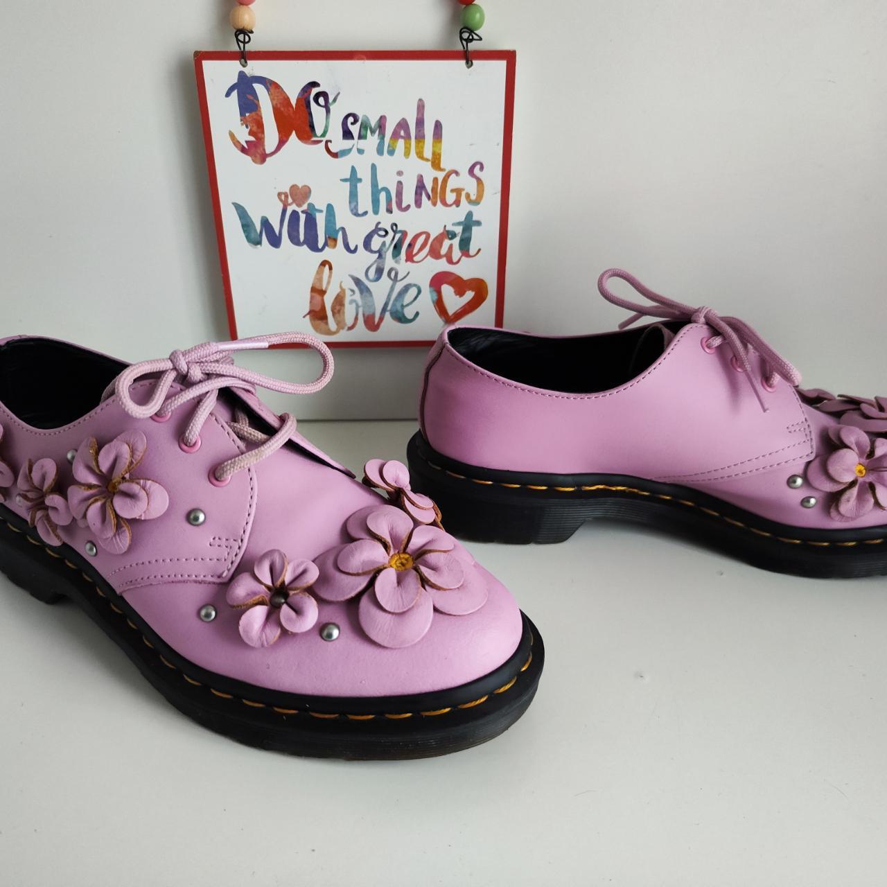 Pink flower dr martens online