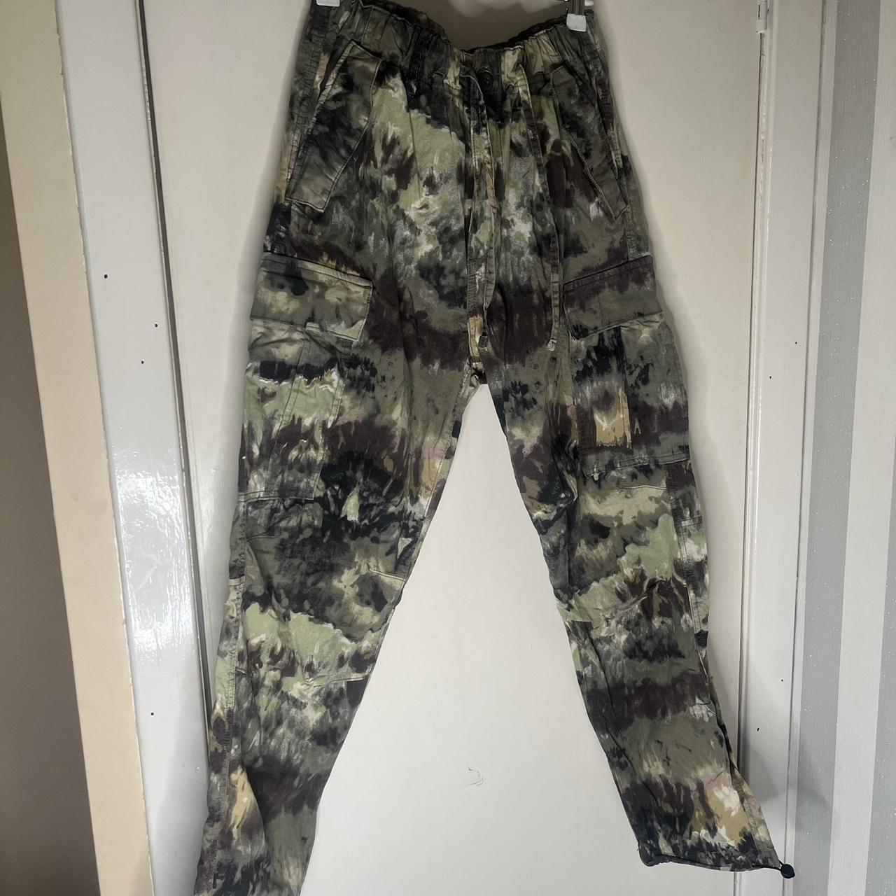 H&m mens hotsell camo pants