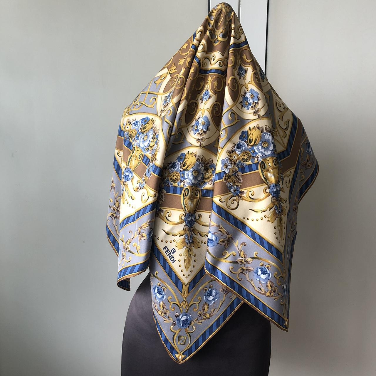 スカーフ FENDI FOULARD IN SETA STAMPA CORAL BANDANA スカーフ FENDI FOULARD IN SETA STAMPA CORAL BANDANA Baguette