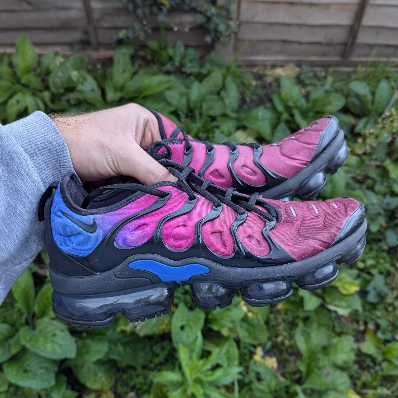 vapormax plus hyper pink