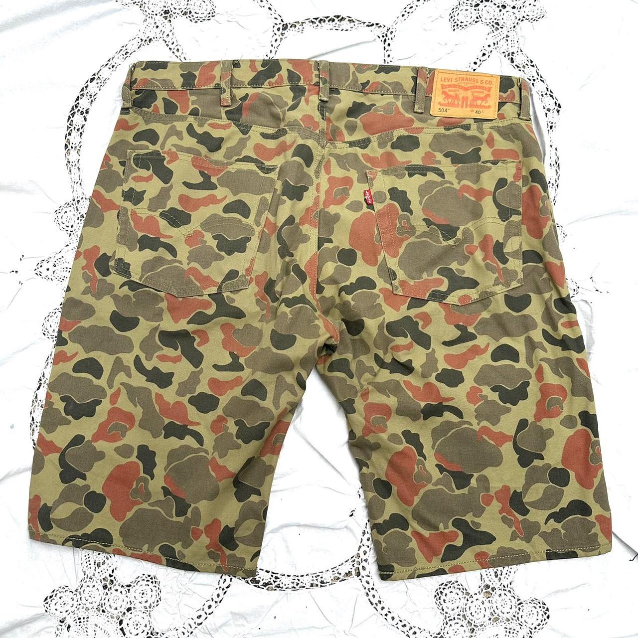 Shops camo levi shorts