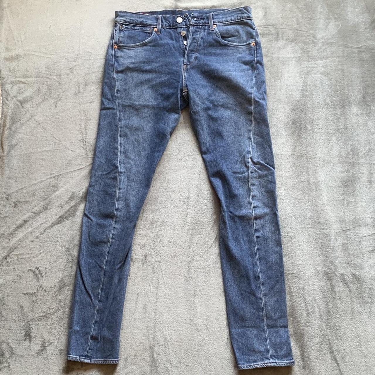 very flattering levis w cool stitching W30,... - Depop