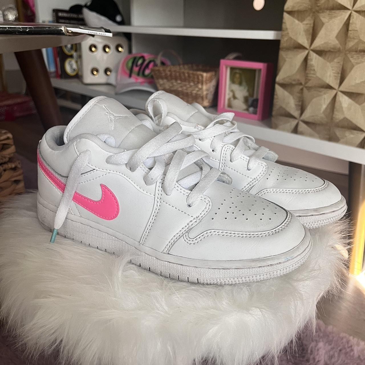 Jordan 1 low white neon best sale