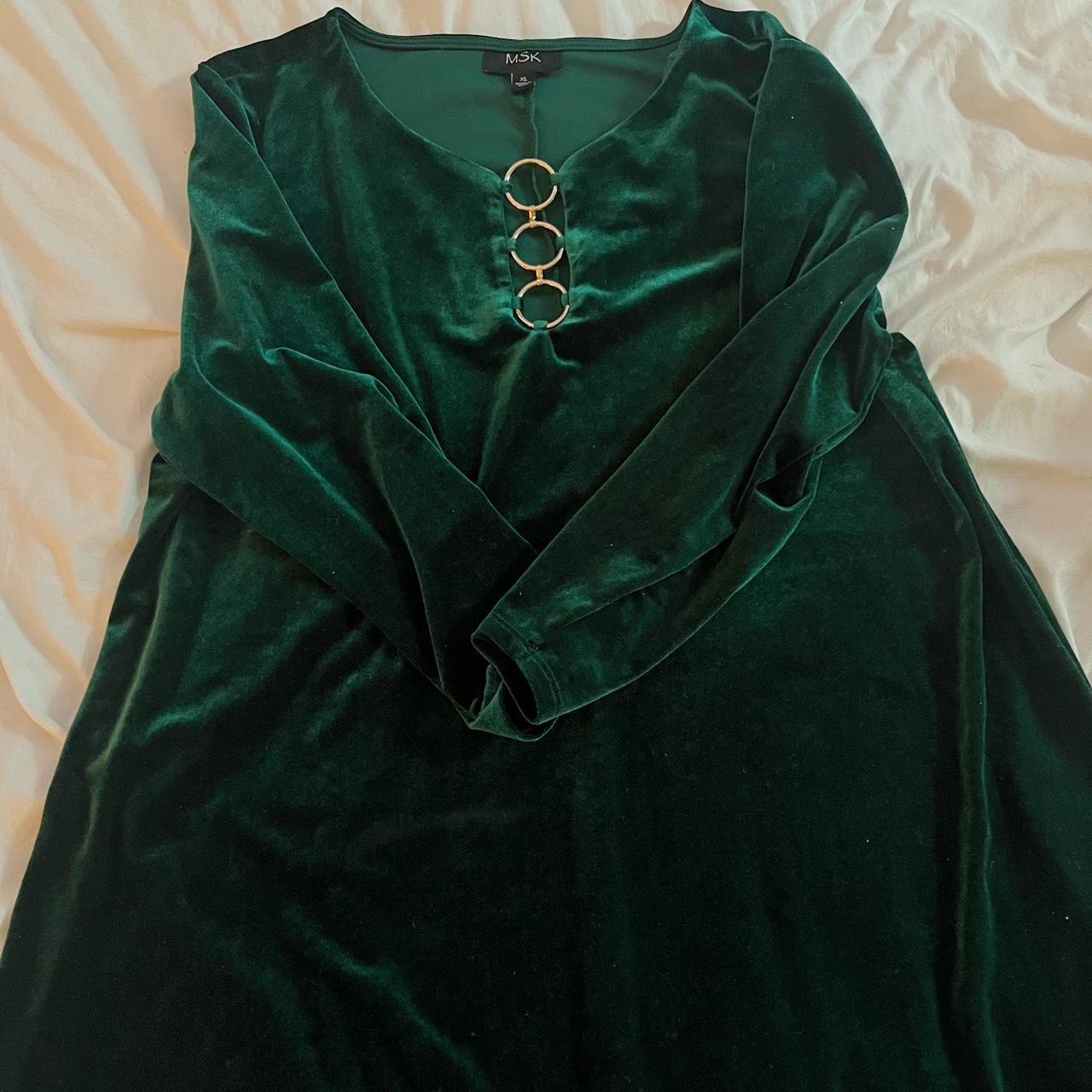 🌲 Green Velvet Dress 🌲 this mid length emerald... - Depop