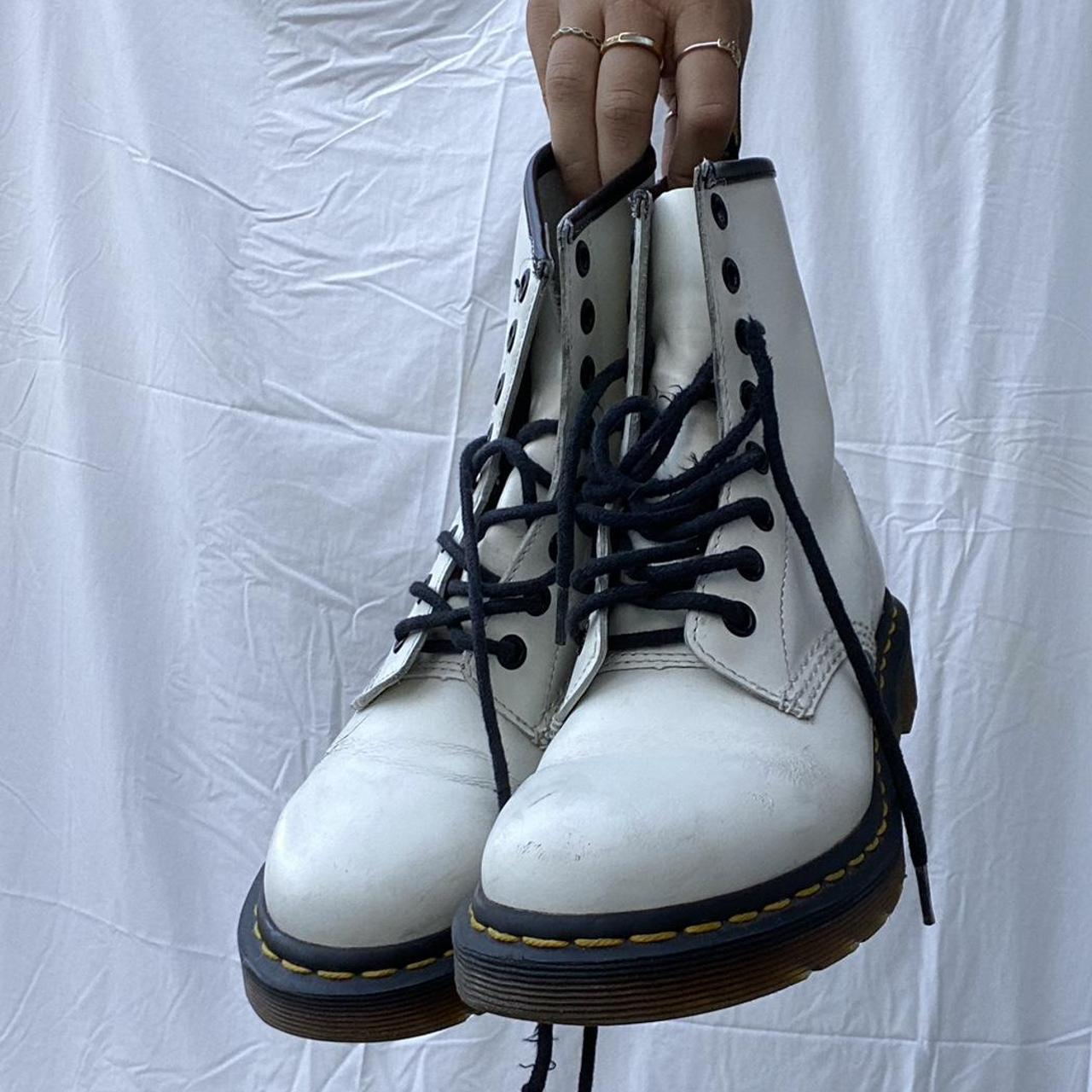 White doc clearance martens size 5