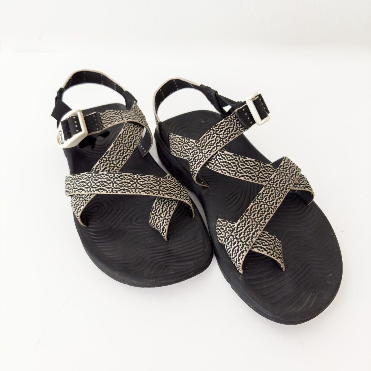 Chacos trine cheap black and white