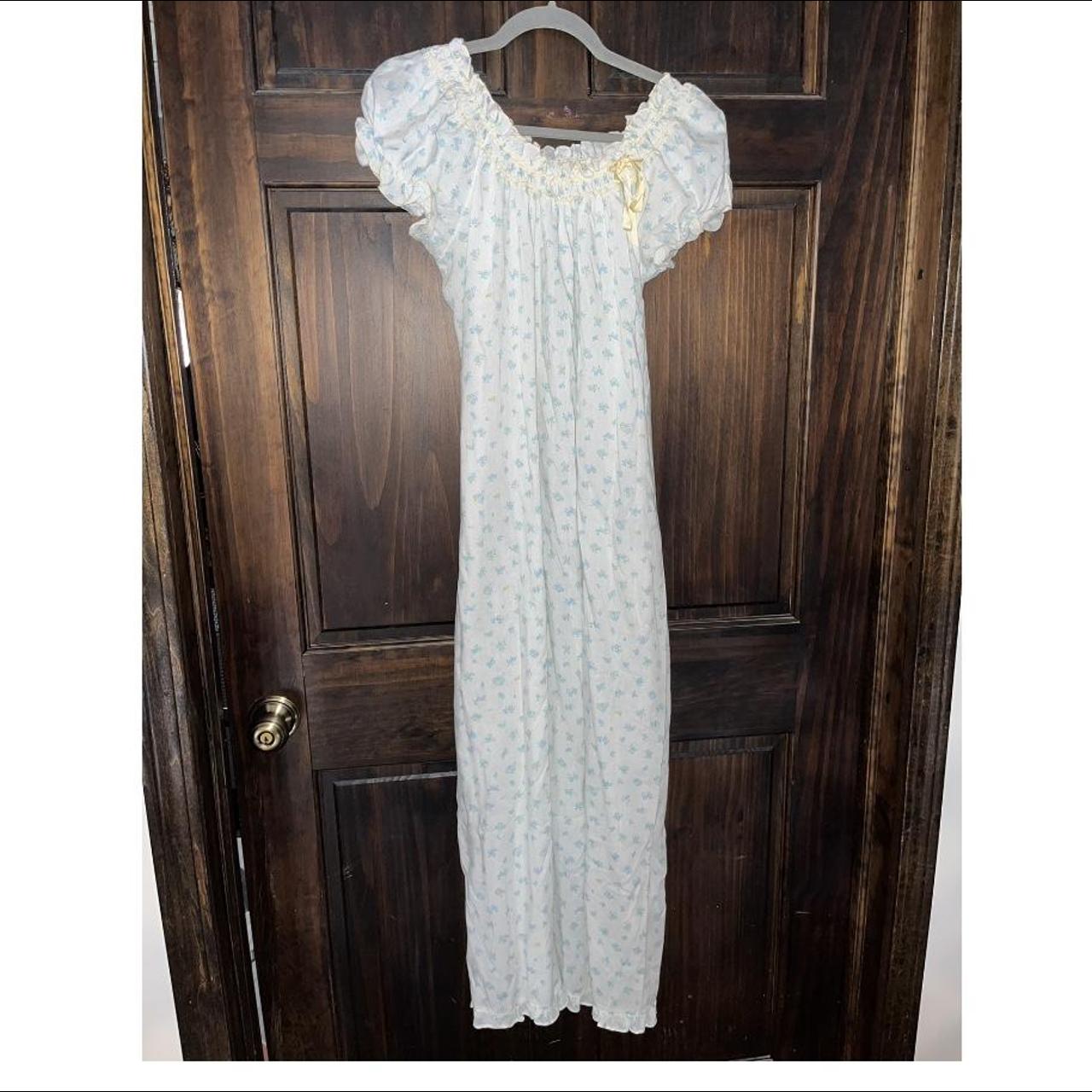 Very vintage cottage core baby blue and yellow... Depop