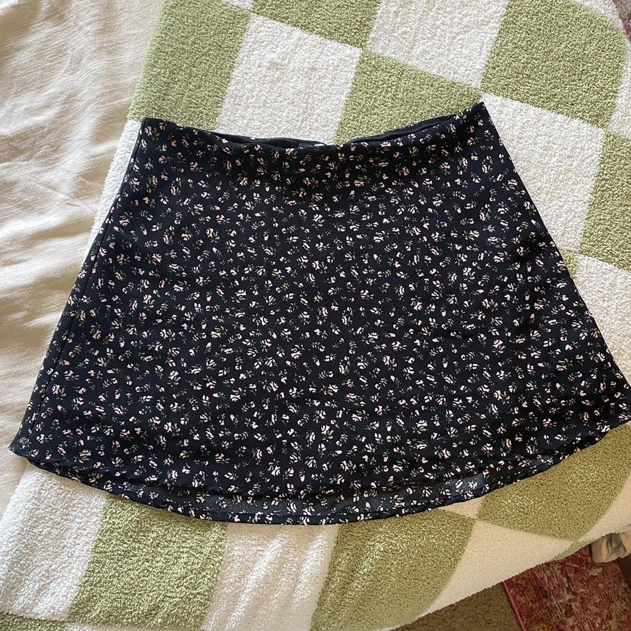 H&M Divided floral mini skirt. Size US 6 zips up on... - Depop