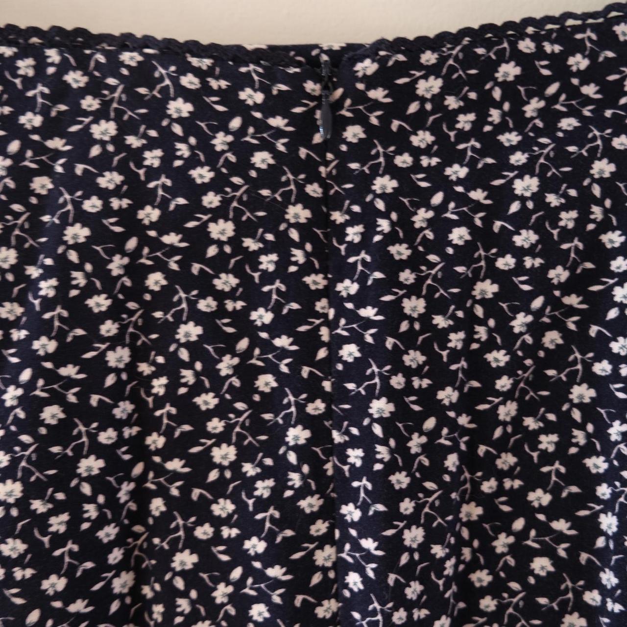 Brandy Melville Women's White and Navy Skirt | Depop