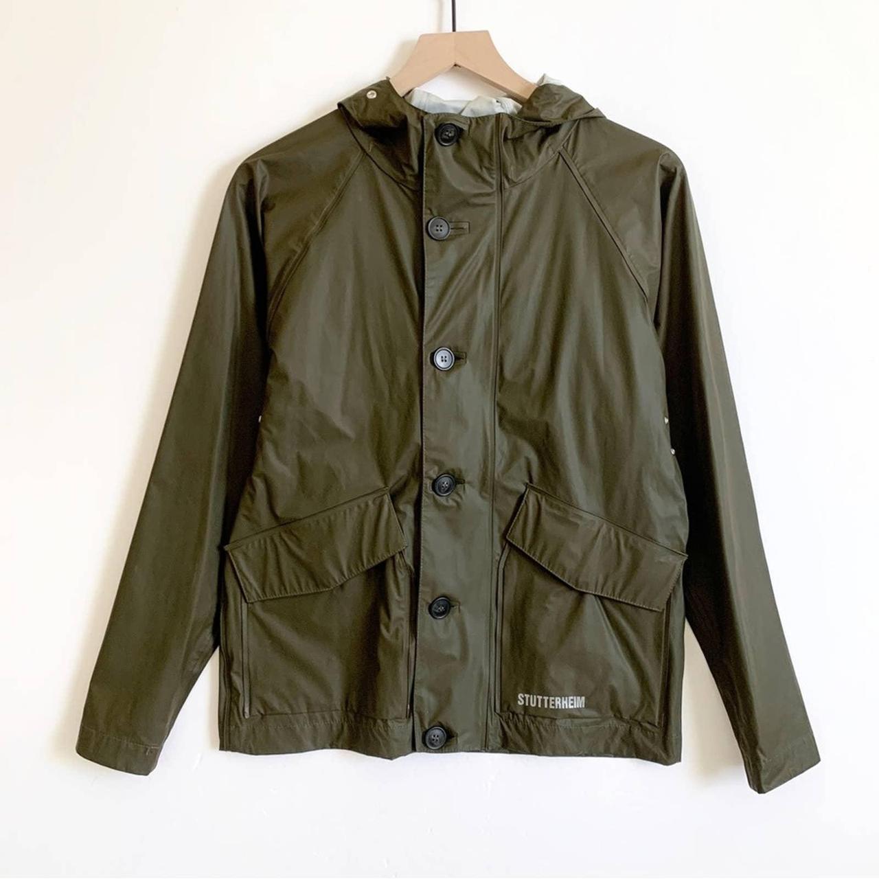 STUTTERHEIM Stenhamra Rain Jacket in Green. Size