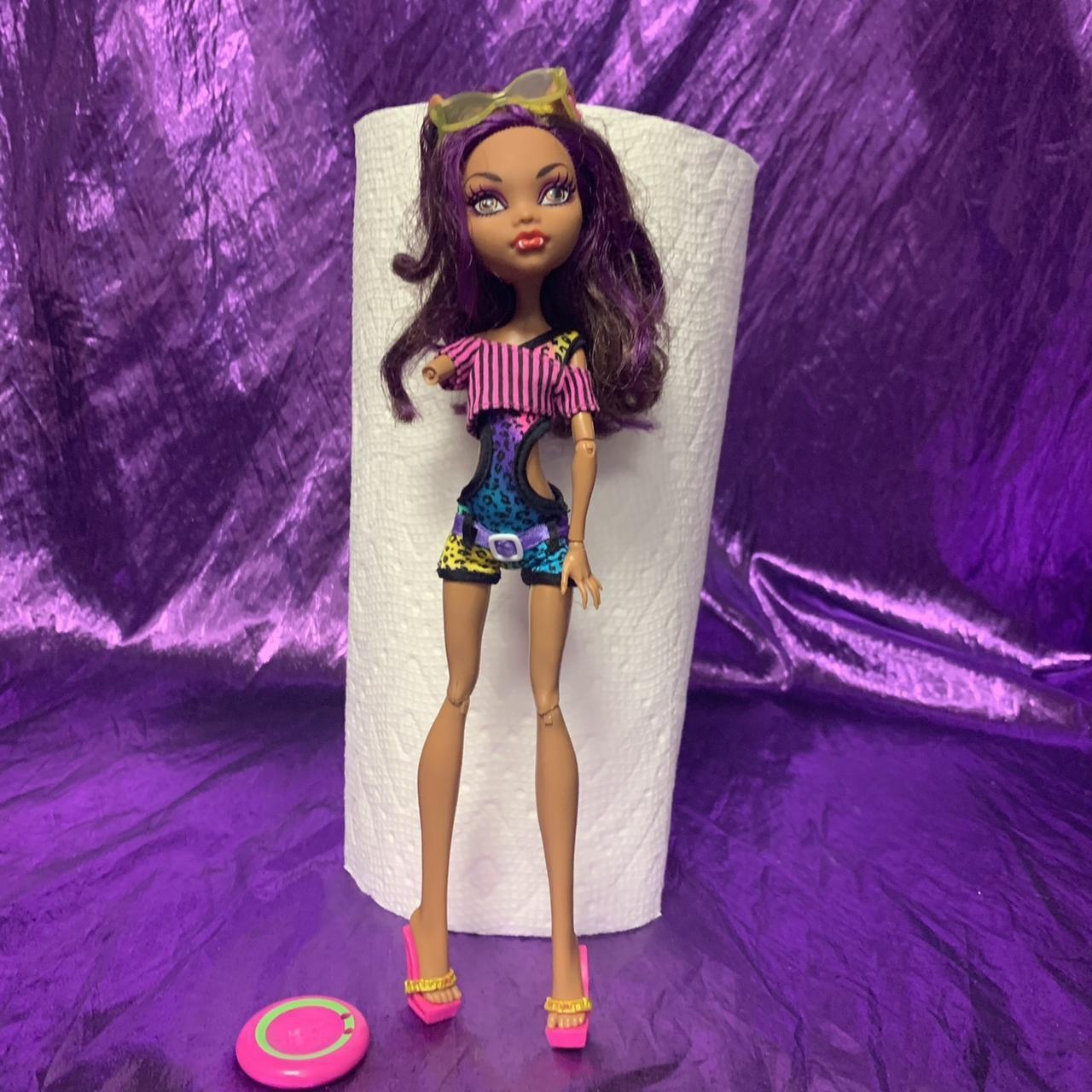 Clawdeen Wolf 'Gloom Beach' shops - Monster High